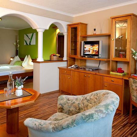 Hotel Winzer Wellness & Kuscheln Sankt Georgen im Attergau Ngoại thất bức ảnh