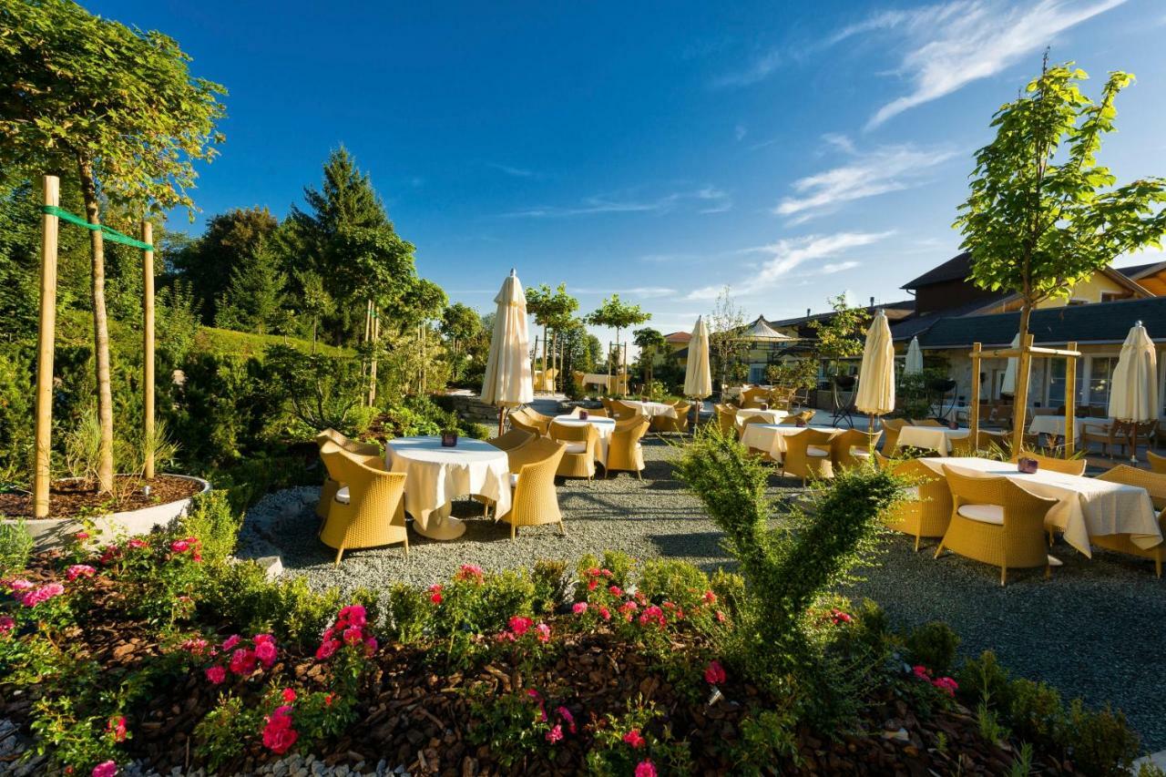 Hotel Winzer Wellness & Kuscheln Sankt Georgen im Attergau Ngoại thất bức ảnh